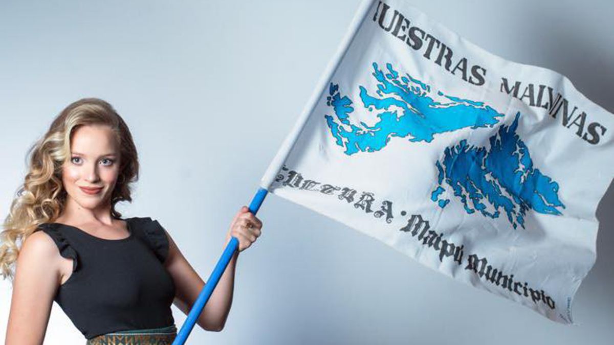  Giuliana Pilot con la bandera de homenaje a Malvinas.
