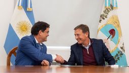 El secretario de Desenvolvimiento Económico de Bahía, Angelo Almeyda, en la firma de un acuerdo con el gobernador de Mendoza, Rodolfi Suarez.