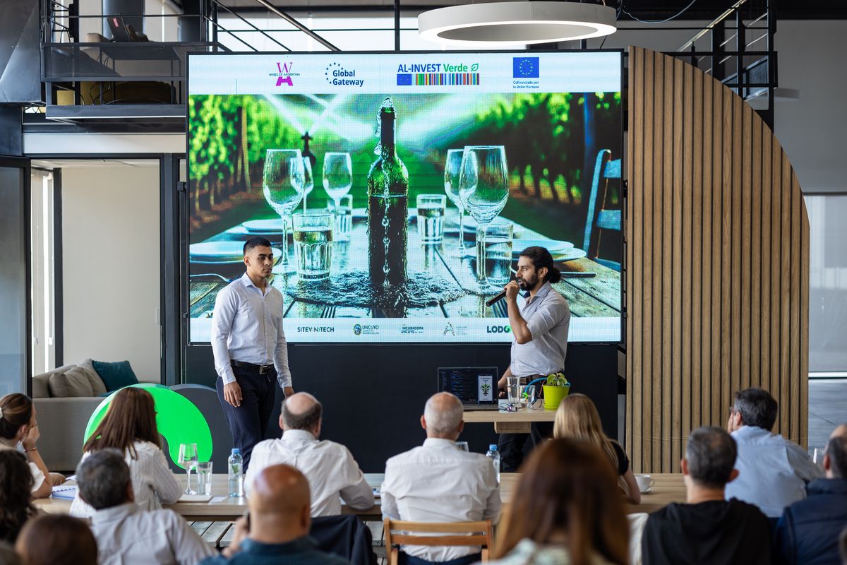 Los miembros de la startup mendocina, exponiendo su producto ante el jurado Los miembros de la startup mendocina, exponiendo su producto ante el jurado