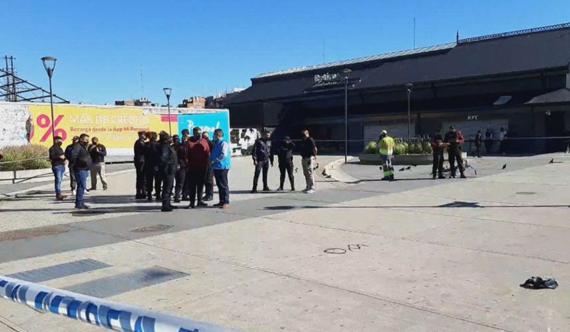 Video: terror, balacera y sangre en Retiro. Un hombre en situación de calle quitó un arma y empezó a los tiros. Hay dos policías heridos. &nbsp;
