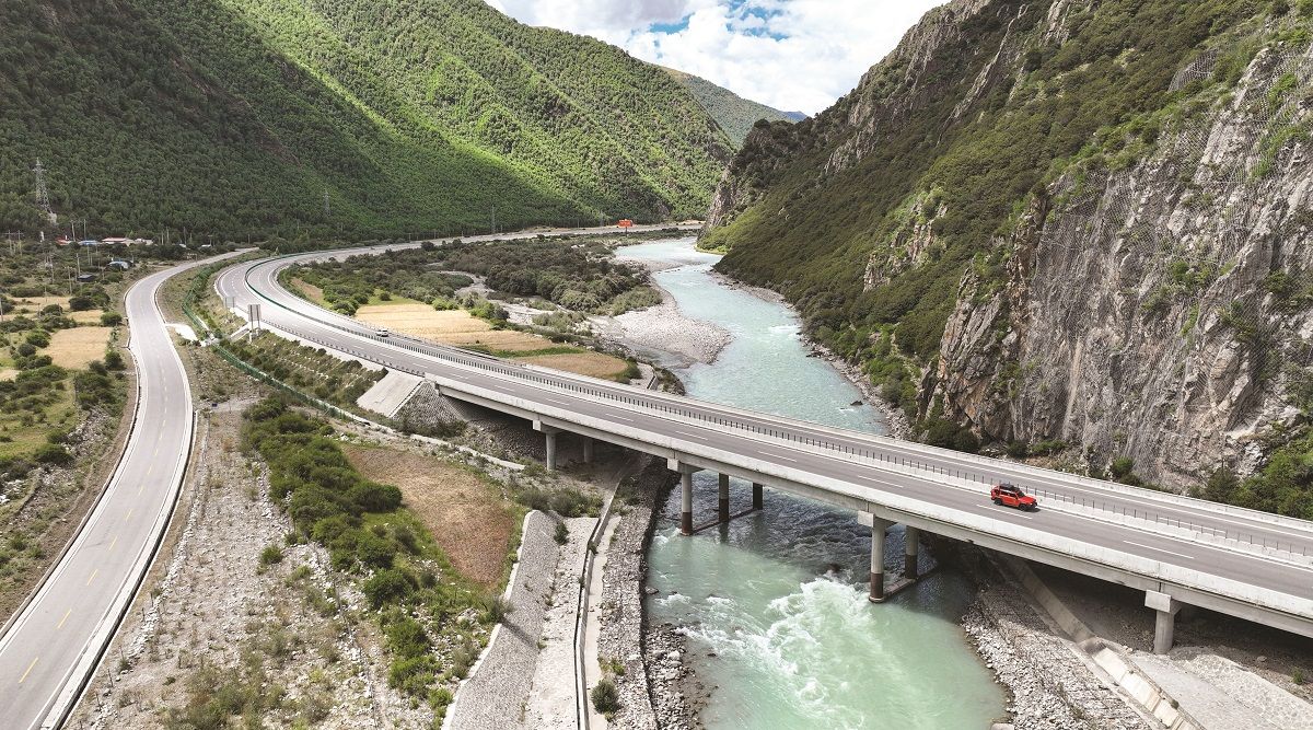 Una vista de la autopista Lhasa-Nyingchi, en la región autónoma de Xizang. JIGME DORJE / XINHUA