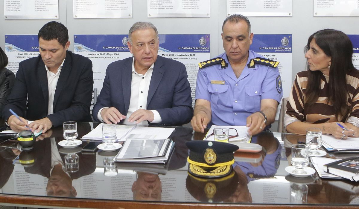 El ministro Raúl Levrino y el director de la Policía de Mendoza en la Legislatura.&nbsp;