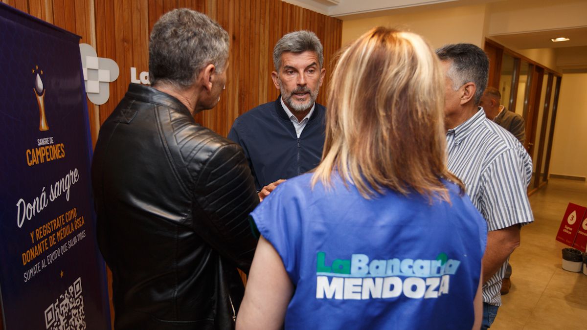 Autoridades de La Bancaria junto al intendente Ulpiano Suarez destacaron la importancia de impulsar campañas como Sangre de Campeones, junto al INCAIMEN y el Centro Regional de Hemoterapia Autoridades de La Bancaria junto al intendente Ulpiano Suarez destacaron la importancia de impulsar campañas como Sangre de Campeones, junto al INCAIMEN y el Centro Regional de Hemoterapia