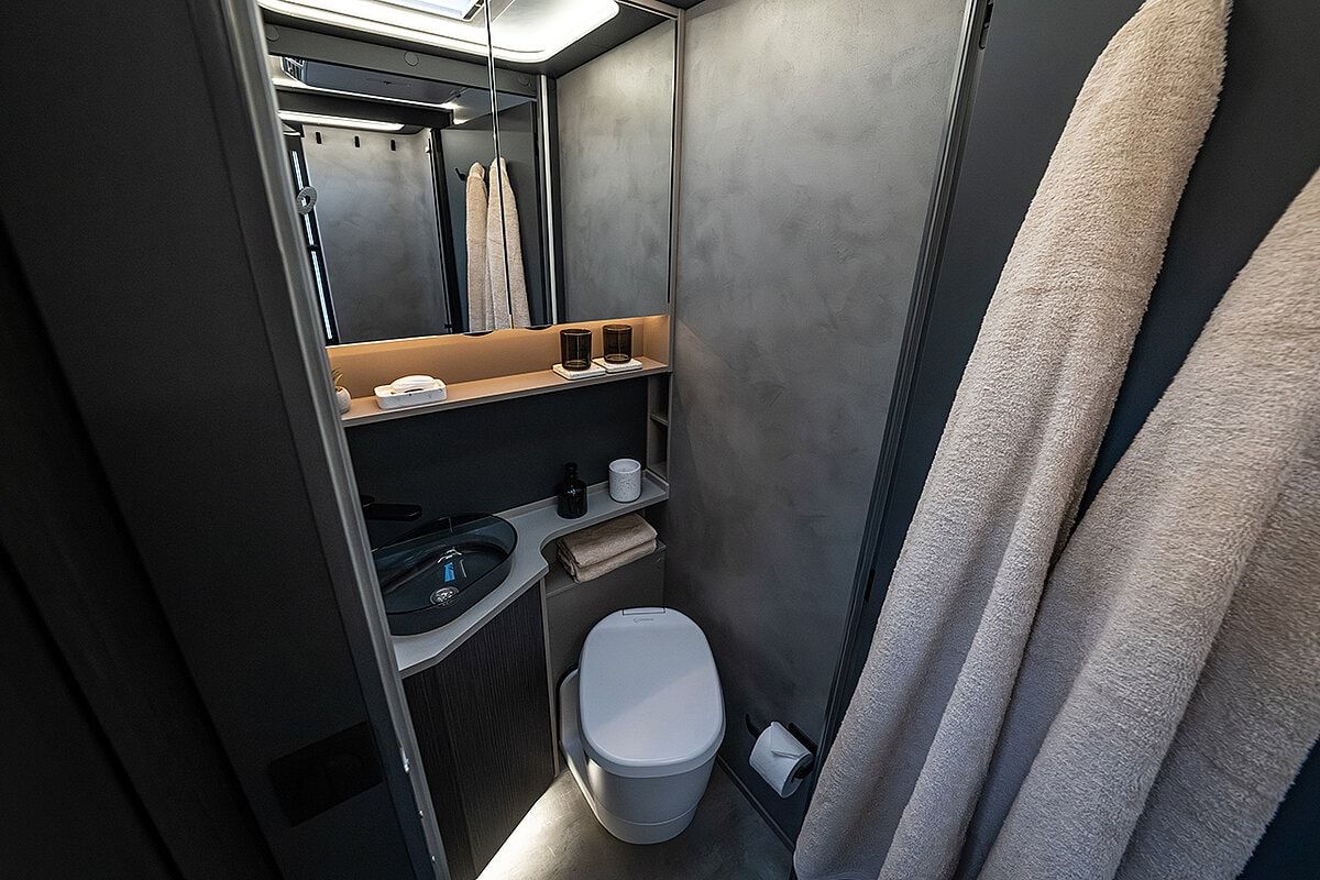 El baño tiene todo el confort que se espera de este vehículo de lujo. El baño tiene todo el confort que se espera de este vehículo de lujo.