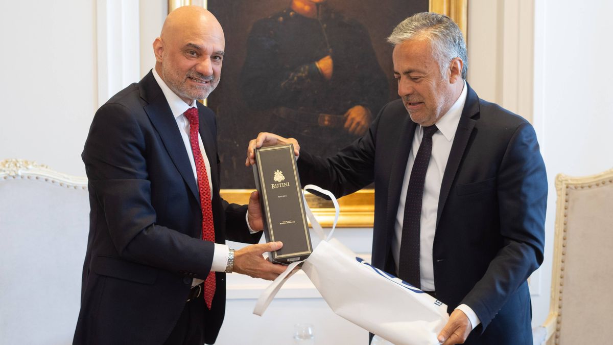 Alfredo Cornejo recibió en Mendoza al embajador de India en Argentina, Dinesh Bhatia.