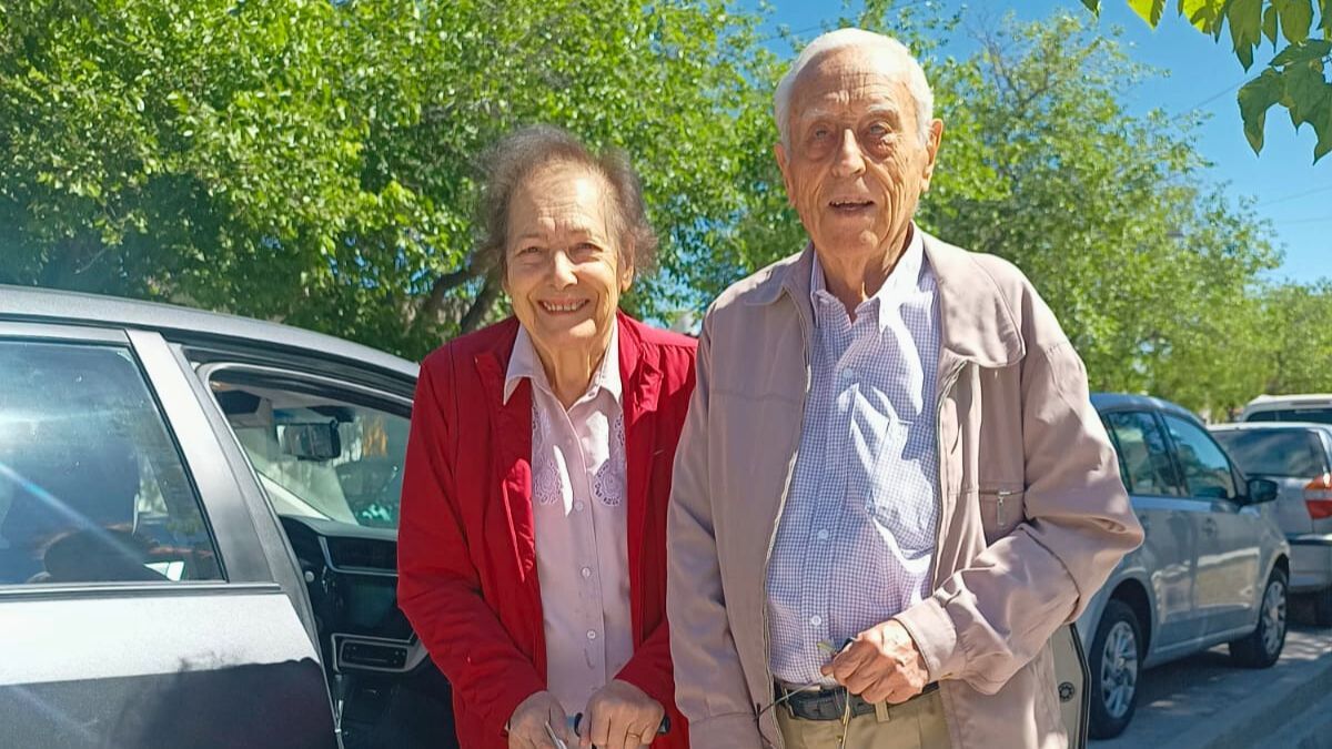 Nos toca votar en el mejor lugar del mundo, Mendoza, dicen Héctor (95) y Ana (93). Nos toca votar en el mejor lugar del mundo, Mendoza, dicen Héctor (95) y Ana (93).