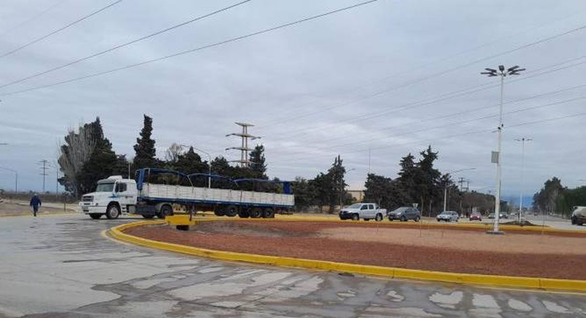 La rotonda que se busca construir en Terrada y Ruta 60 es similar a las que se encuentran sobre ese acceso provincial en los cruces con Urquiza y con Vieytes. La rotonda que se busca construir en Terrada y Ruta 60 es similar a las que se encuentran sobre ese acceso provincial en los cruces con Urquiza y con Vieytes.