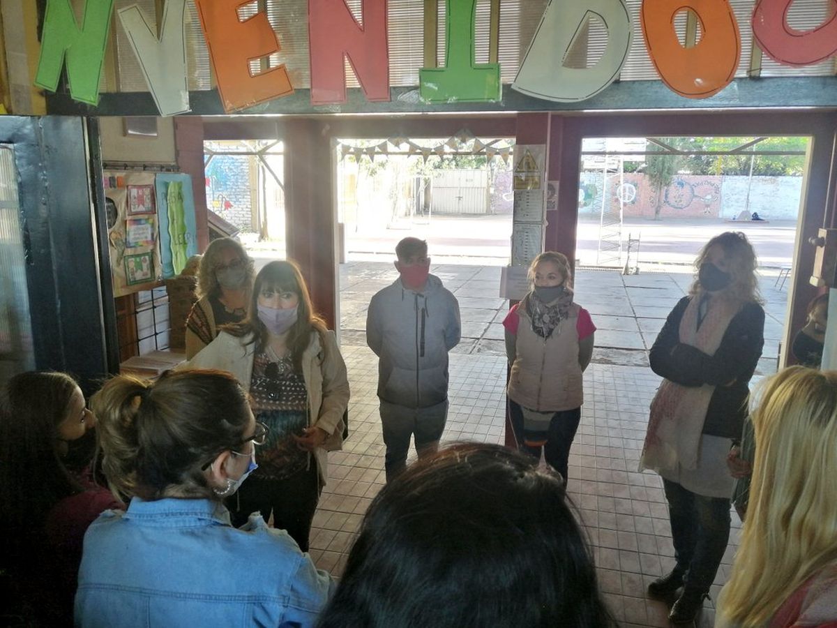 Los nuevos celadores fueron presentados a los padres y madres de los alumnos este martes, luego de que se retomaran las clases presenciales en la escuela Falcitelli