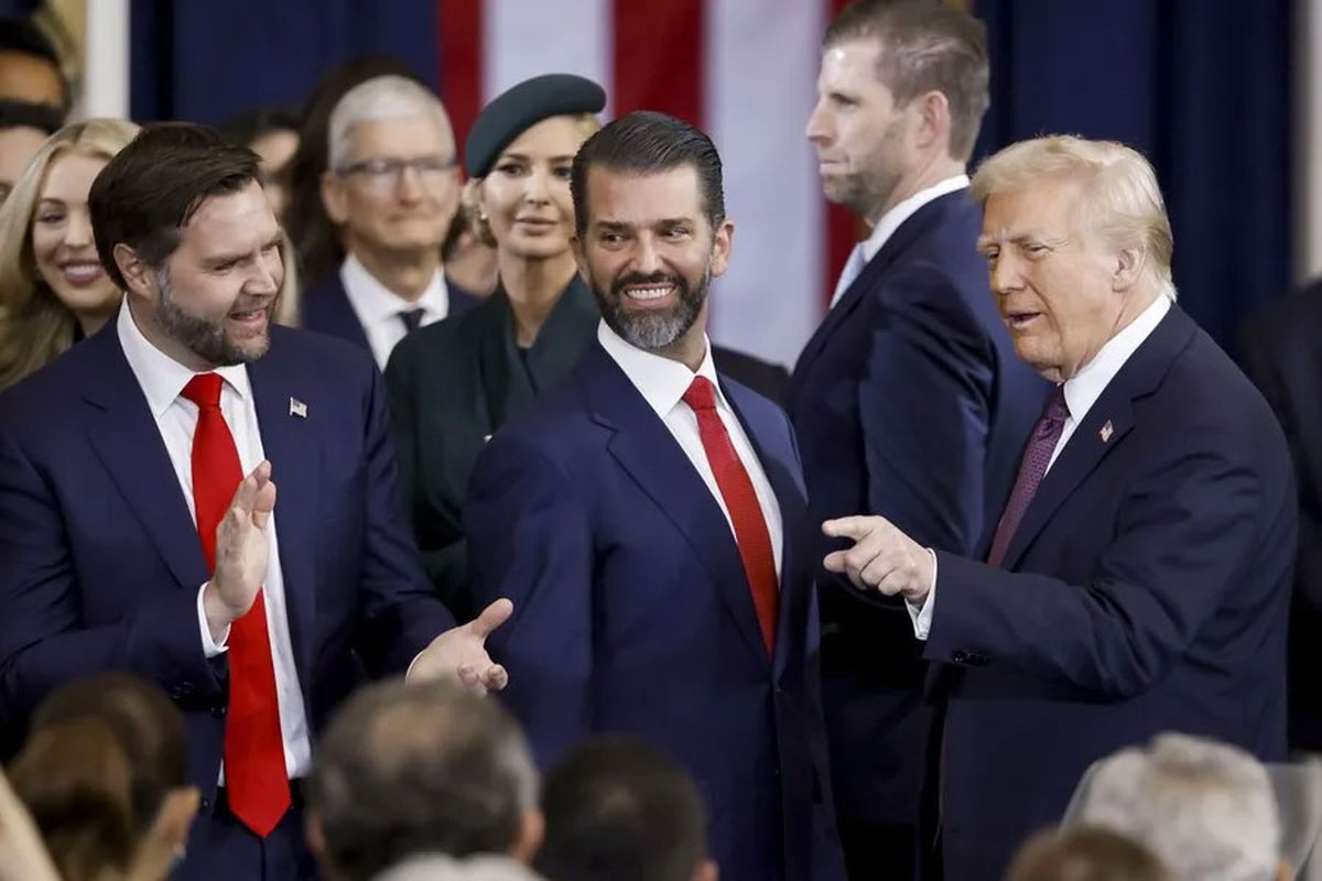 El presidente de Estados Unidos, Donald Trump, junto a su hijo Donald Trump Jr y el vicepresidente JD Vance (Archivo). Crédito: EFE/Shawn Thew. El presidente de Estados Unidos, Donald Trump, junto a su hijo Donald Trump Jr y el vicepresidente JD Vance (Archivo). Crédito: EFE/Shawn Thew.