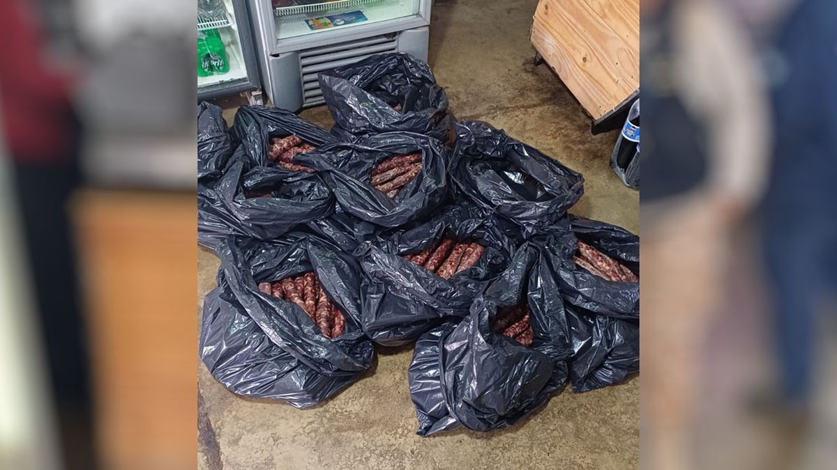La Policía Rural junto con bromatólogos determinaron que los 120 kilos de chorizos no tenían la cadena de frío correspondiente. Foto: Ministerio de Seguridad