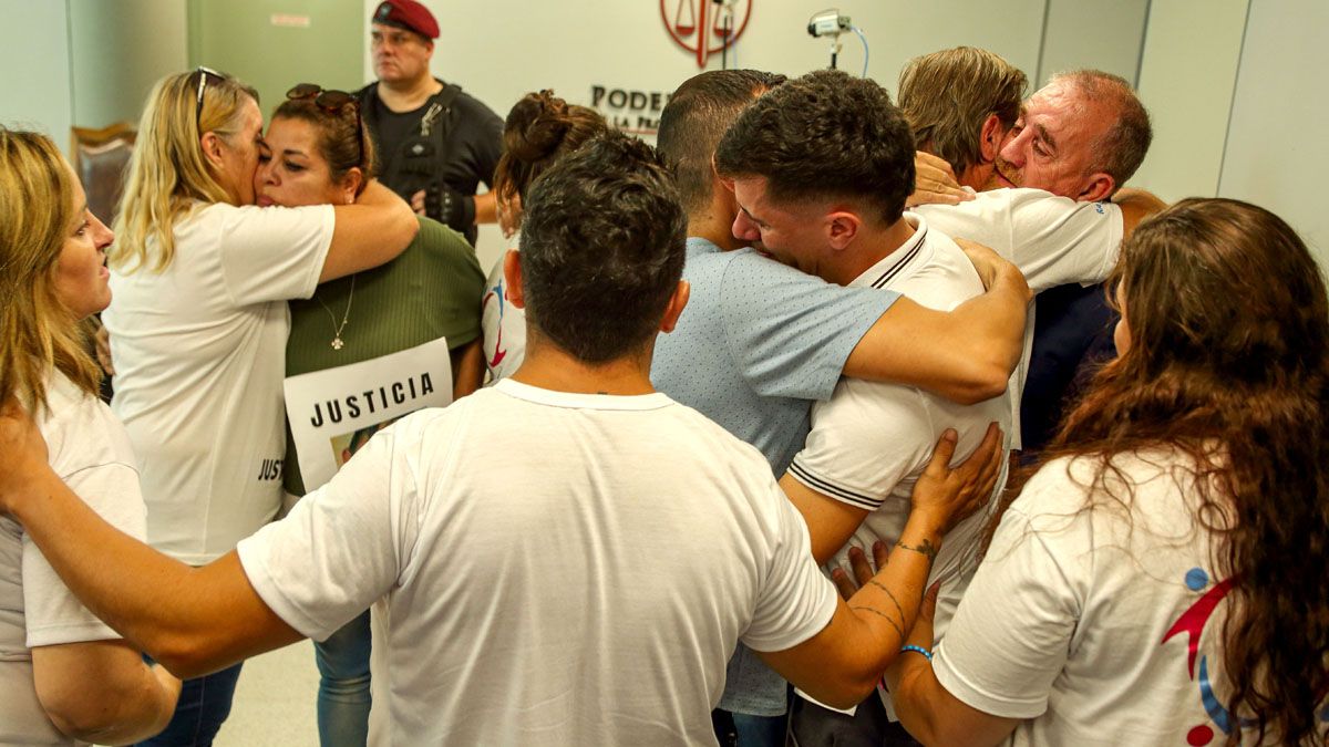 El padre y los abuelos de Lucio Dupuy se abrazaron con sus familiares y allegados cuando se dio a conocer el veredicto que declaraba culpables a las imputadas