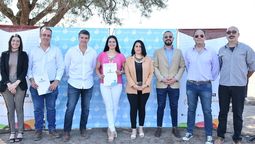 La intendenta de Santa Rosa, Flor Destéfanis junto a los participantes de la firma del convenio para las nuevas viviendas.