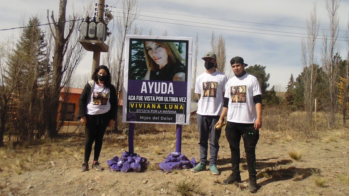 Un cartel con la foto de Viviana Luna fue colocado por sus hijos en Las Vegas, donde fue vista por última vez.