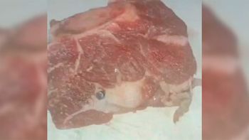 Una mujer compró carne y el corte tenía una bala adentro
