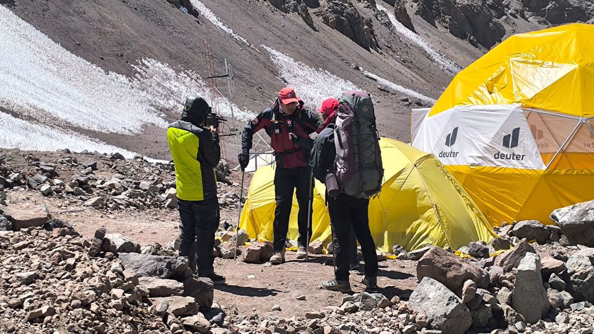 Los policías de la Patrulla de Rescate en el campamento Plaza de Mulas, a 4.300 metros de altura, en Aconcagua. Los policías de la Patrulla de Rescate en el campamento Plaza de Mulas, a 4.300 metros de altura, en Aconcagua.