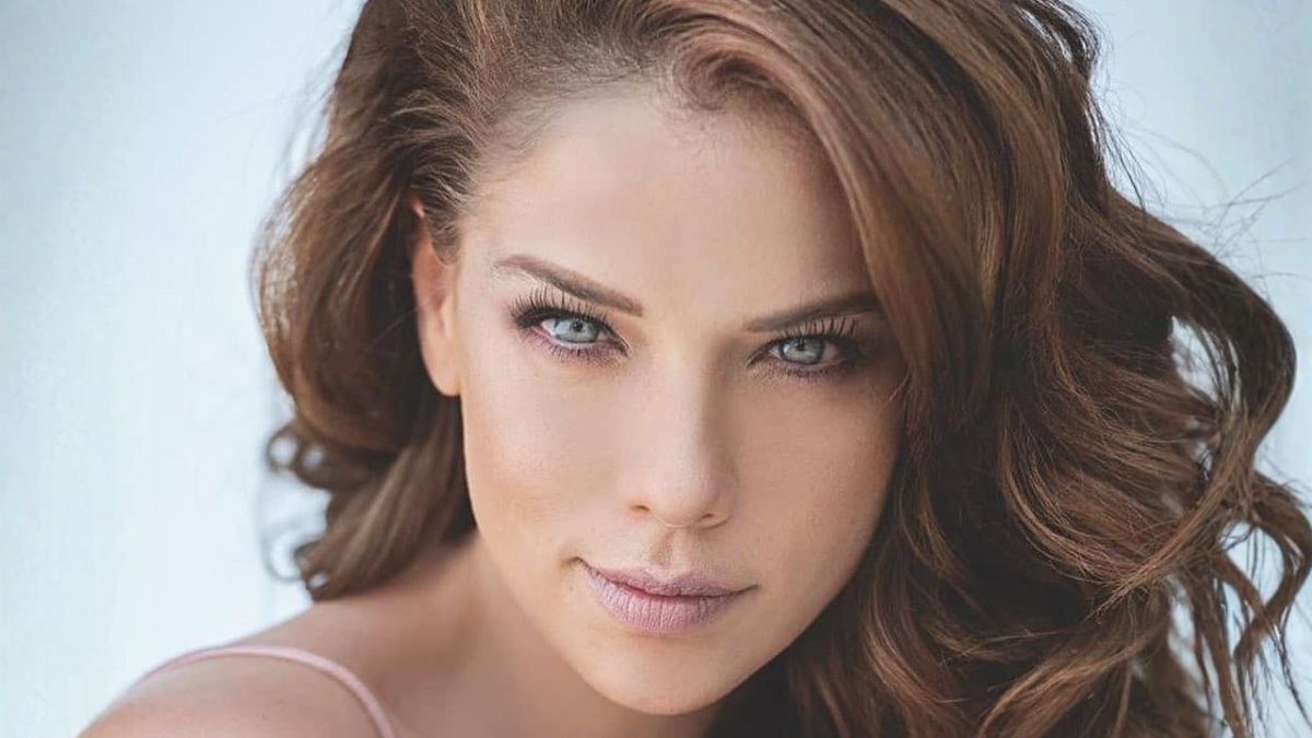 Carolina Miranda es la protagonista de esta serie subida de tono de Netflix.