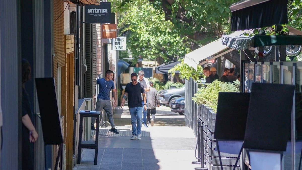 Los gastronómicos enfrentan la inseguridad mientras deben cambiar sus toldos y cierres de veredas a la nueva normativa municipal. Los gastronómicos enfrentan la inseguridad mientras deben cambiar sus toldos y cierres de veredas a la nueva normativa municipal.