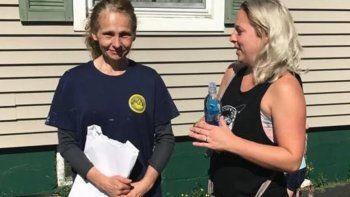 Buscó a su hermana durante 6 años y la encontró viviendo justo al lado de su casa