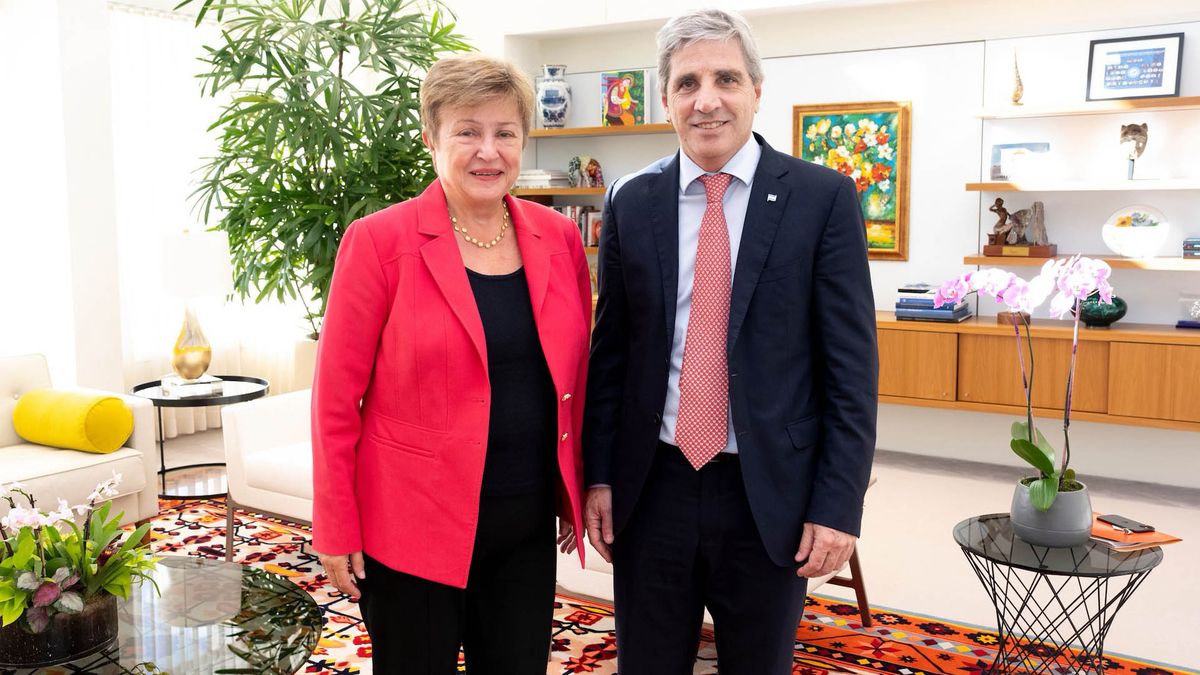 Luis Caputo con la titular del FMI, Kristalina Georgieva. El ministro avisó que por encontarse fuera del país no iría a la interpelación. Luis Caputo con la titular del FMI, Kristalina Georgieva. El ministro avisó que por encontarse fuera del país no iría a la interpelación.