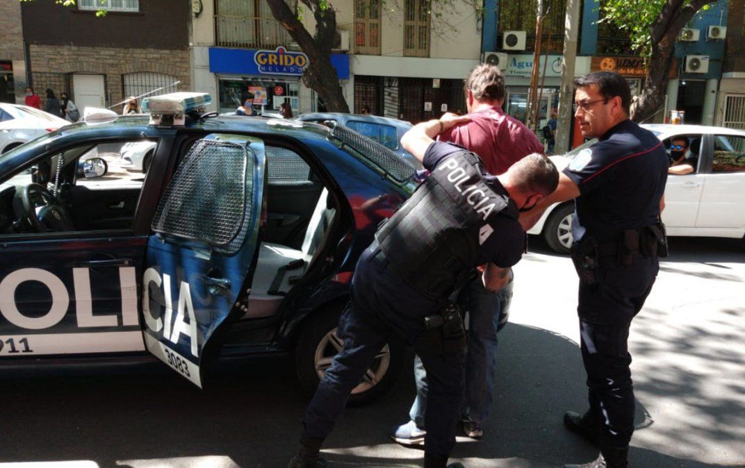 Robo frustrado. El joven quiso llevarse jamón crudo y salame sin pagar.