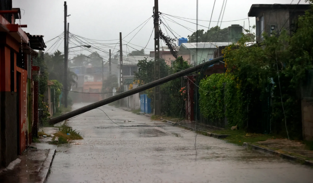 Un poste de red eléctrica caído debido al paso del huracán Rafael, en La Habana (Cuba). Crédito: EFE. Un poste de red eléctrica caído debido al paso del huracán Rafael, en La Habana (Cuba). Crédito: EFE.