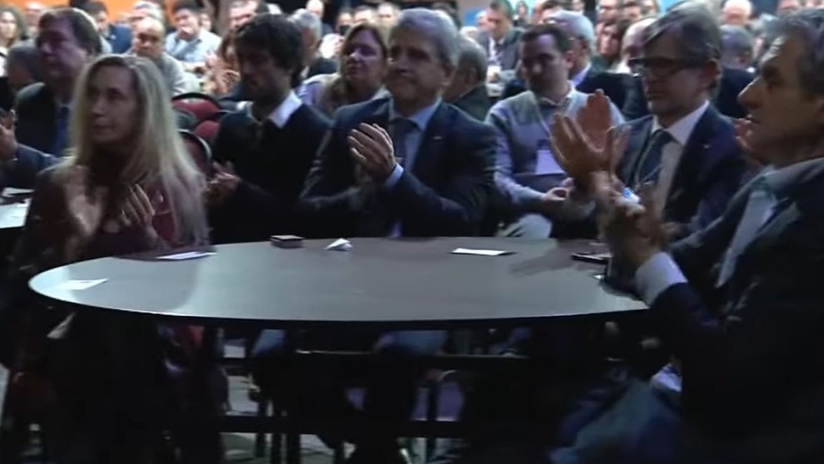 Aplausos para Javier Milei desde la mesa de su hermana y secretaria general de Presidencia, Karina Milei. Aplausos para Javier Milei desde la mesa de su hermana y secretaria general de Presidencia, Karina Milei.