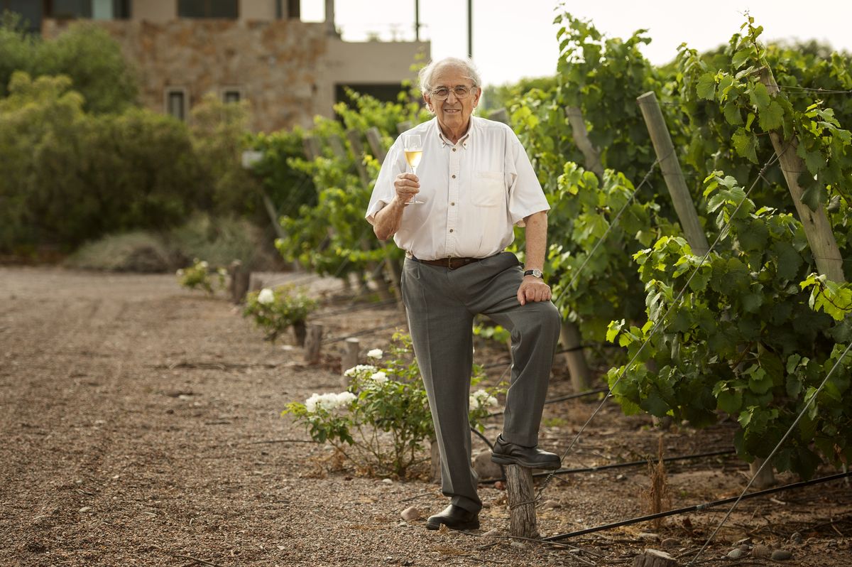 Pedro Rosell, en el viñedo de bodega Cruzat y con una copa de uno de los vinos espumantes que supo elaborar a su estilo.