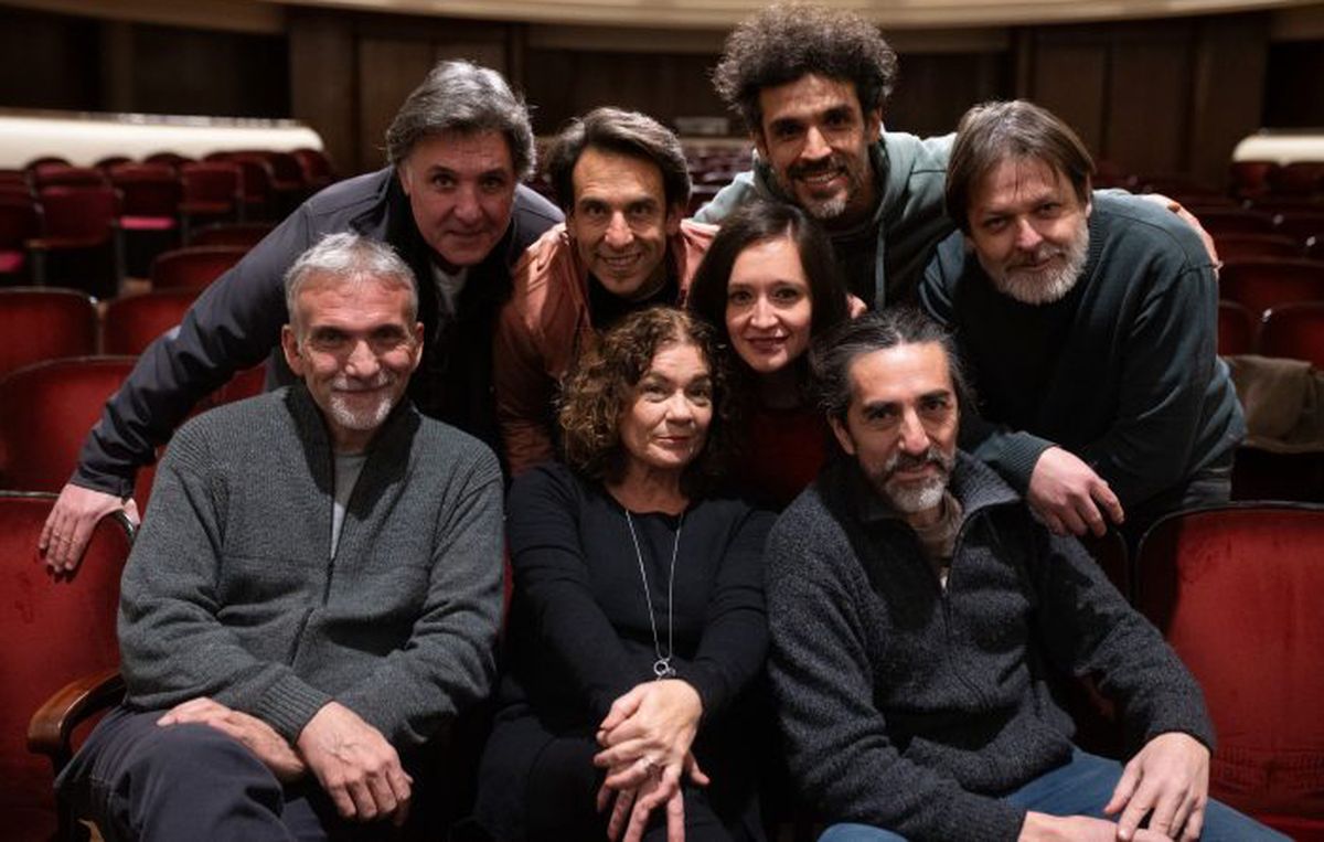 Víctor Arrojo, director de la obra (abajo, primero de izquierda a derecha) junto al elenco de Los establos de su majestad. Víctor Arrojo, director de la obra (abajo, primero de izquierda a derecha) junto al elenco de Los establos de su majestad.