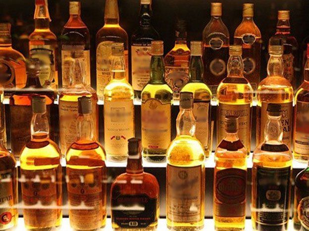 La inseguridad del dólar hace que los estadounidenses inviertan en whisky