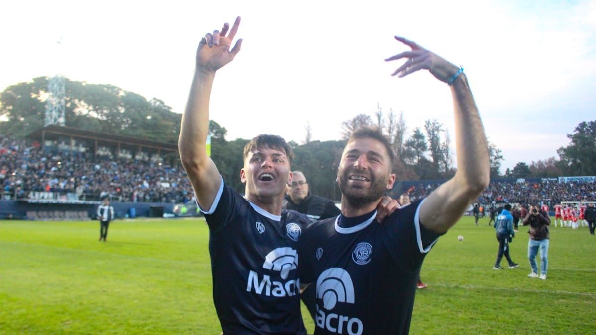 Diego Tonetto, a la derecha, festeja junto a Matías Reali en Independiente Rivadavia.