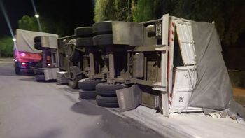 Volcó un camión cargado de harina en el Parque y constataron que el chofer estaba alcoholizado