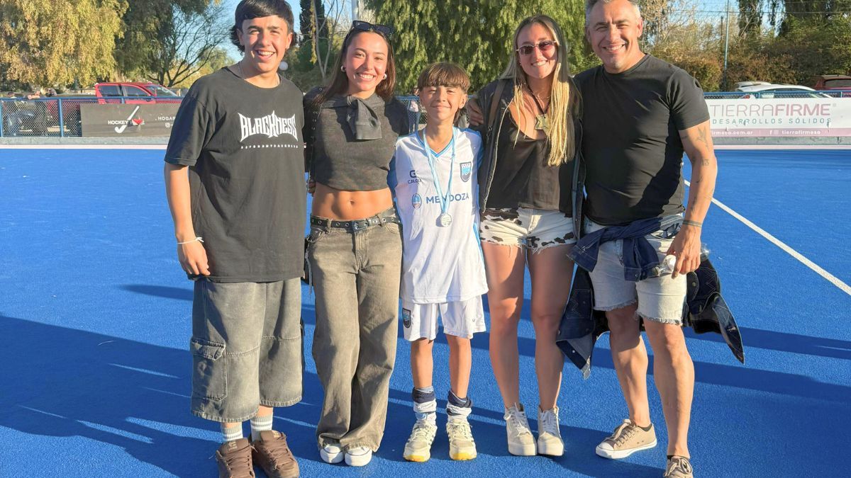 Jano en el centro mostrando su medalla. A la derecha su papá junto a otros familiares. Jano en el centro mostrando su medalla. A la derecha su papá junto a otros familiares.