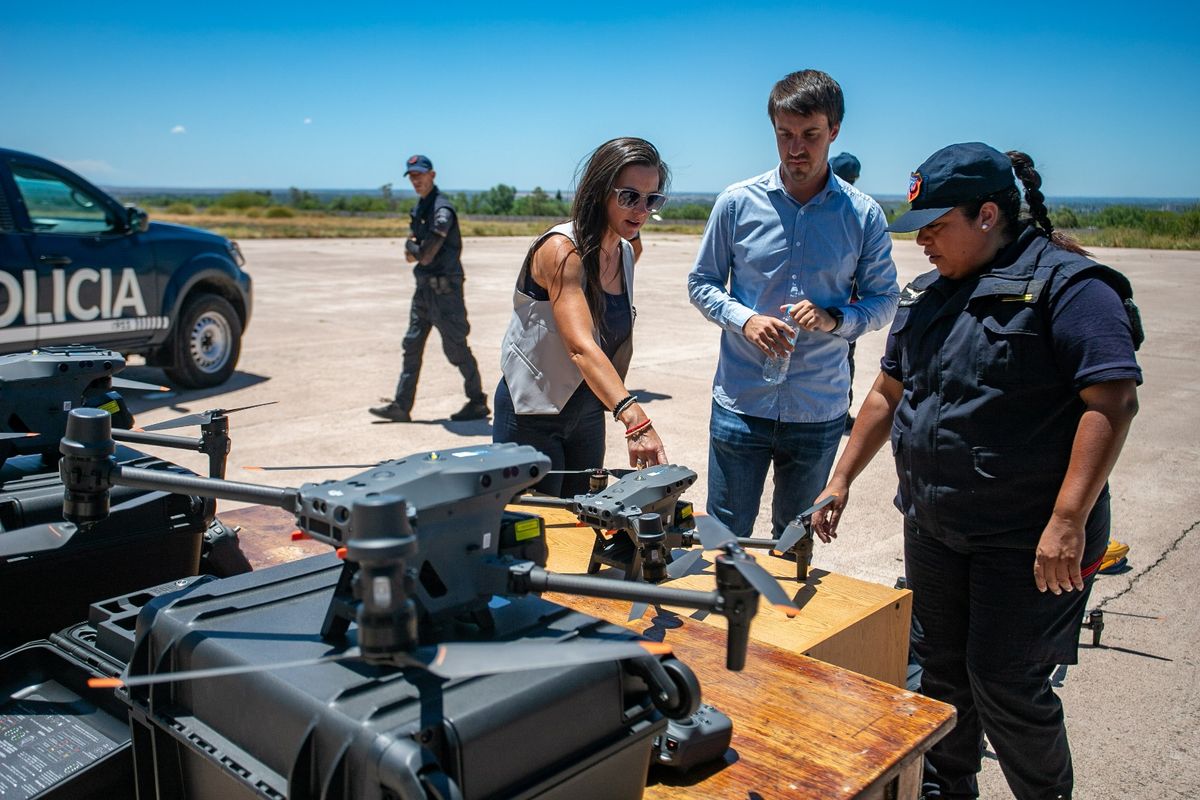 Mercedes Rus observa los nuevos drones de la Policía de Mendoza.