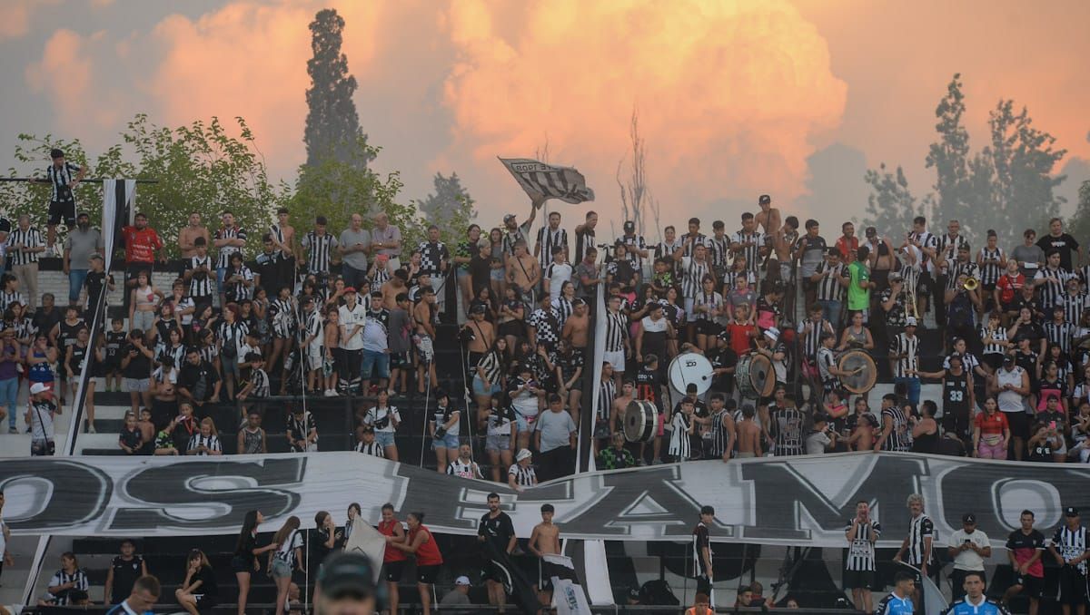 Los Famosos 33 no dejaron de alentar a Gimnasia y Esgrima. Los Famosos 33 no dejaron de alentar a Gimnasia y Esgrima.