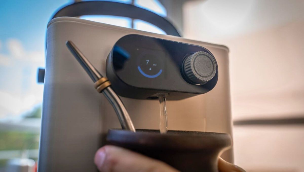 Este cebador automático une una pava de mate y un termo en uno, para facilitar esta tradición tan argentina. Este cebador automático une una pava de mate y un termo en uno, para facilitar esta tradición tan argentina.