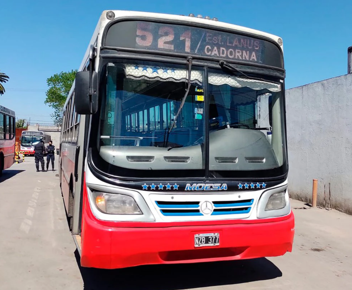Un chofer se subió a un colectivo y arrancó: un mecánico que estaba debajo murió aplastado