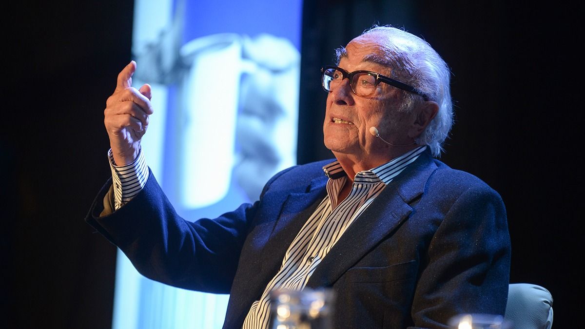 "Bebo" es periodista de oficio, estudió Letras, se especializó en economía y hace 60 años que ejerce en radio, diario y televisión. "Bebo" es periodista de oficio, estudió Letras, se especializó en economía y hace 60 años que ejerce en radio, diario y televisión.