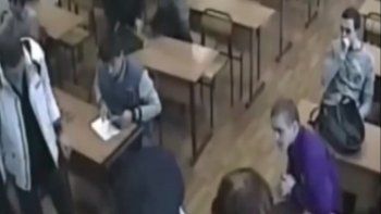 Bullying mortal: sus compañeros lo asfixiaron con papel film