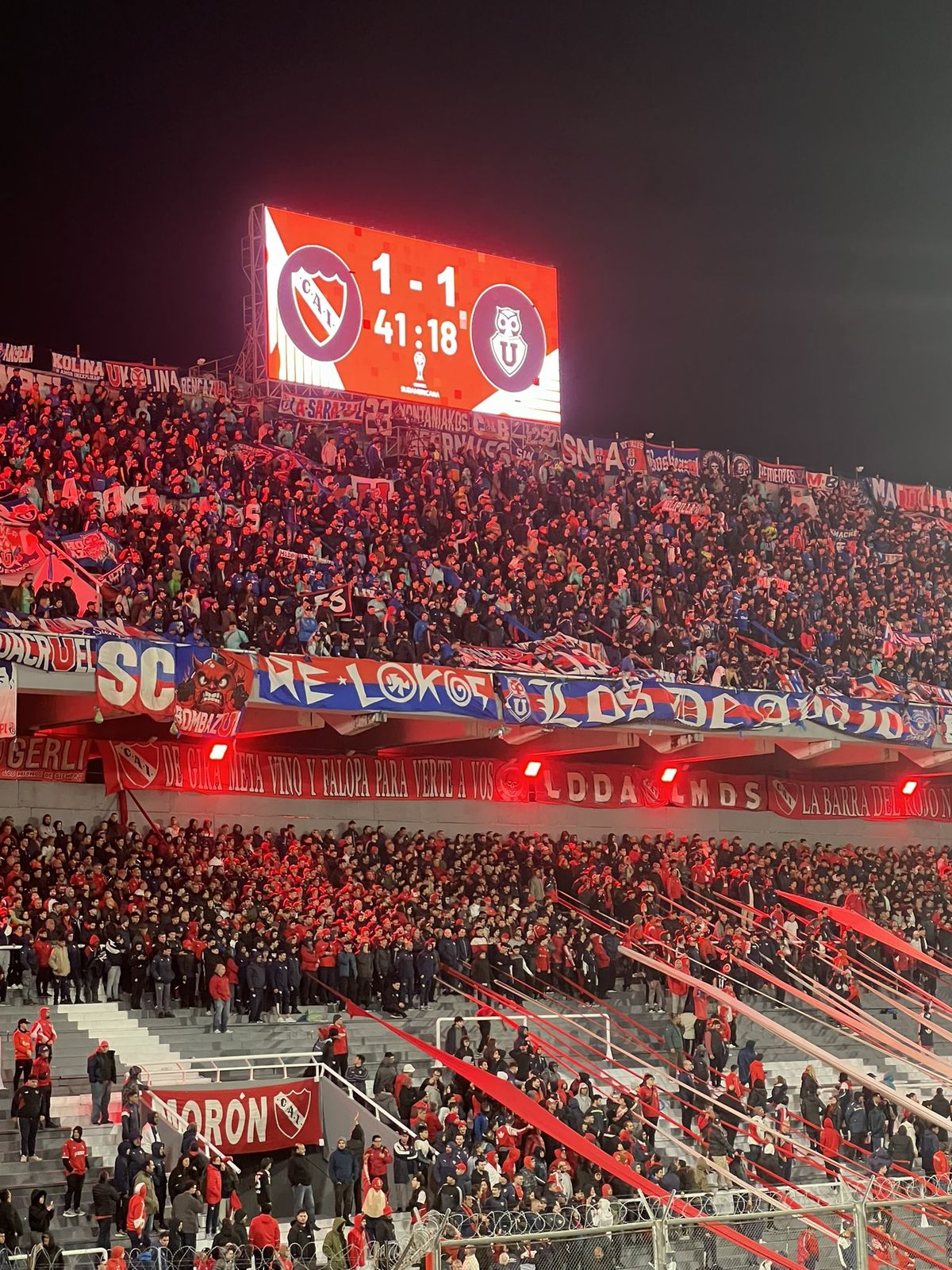 Los hinchas de la U de Chile, desde la tribuna alta, lanzaron proyectiles a los de Independiente.
