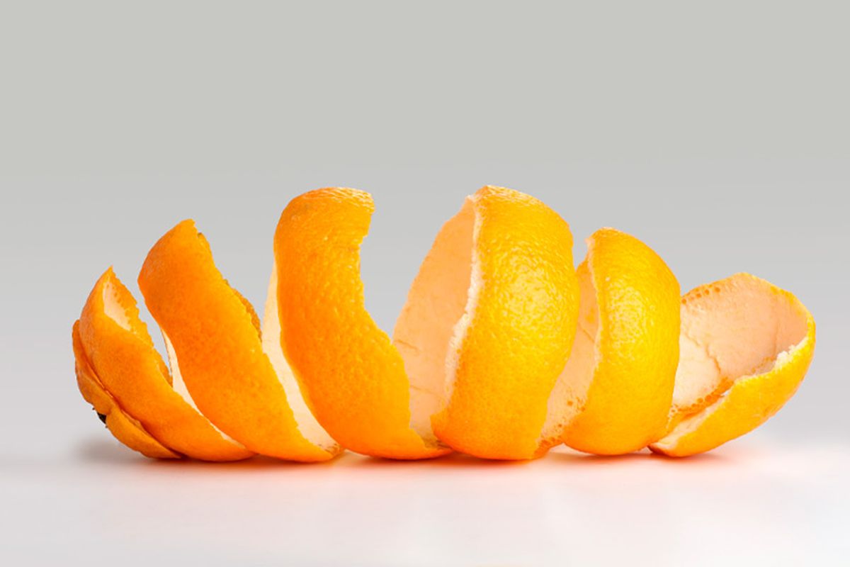 Você pode pendurar cascas de laranja no armário para evitar traças.