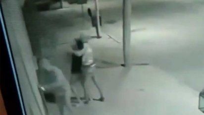 Ladrones asaltaron en la calle y luego torturaron a una pareja de adolescentes en una casa de Pergamino. Amenazaron con cortarles los dedos entre otras cosas.
