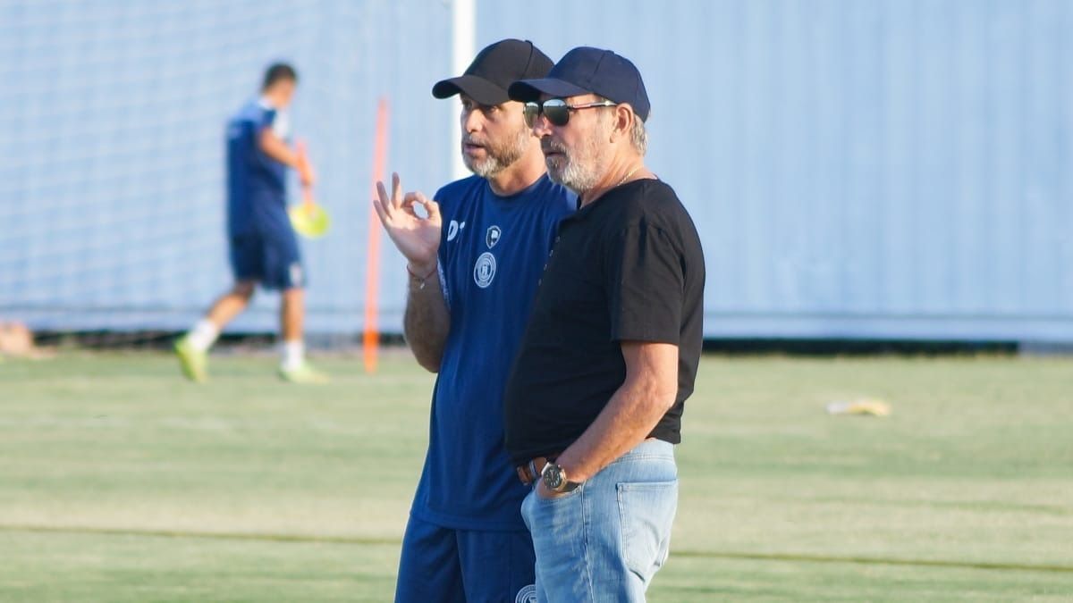El entrenador Rodolfo De Paoli y el presidente Daniel VIla presencian la práctica de Independiente Rivadavia.