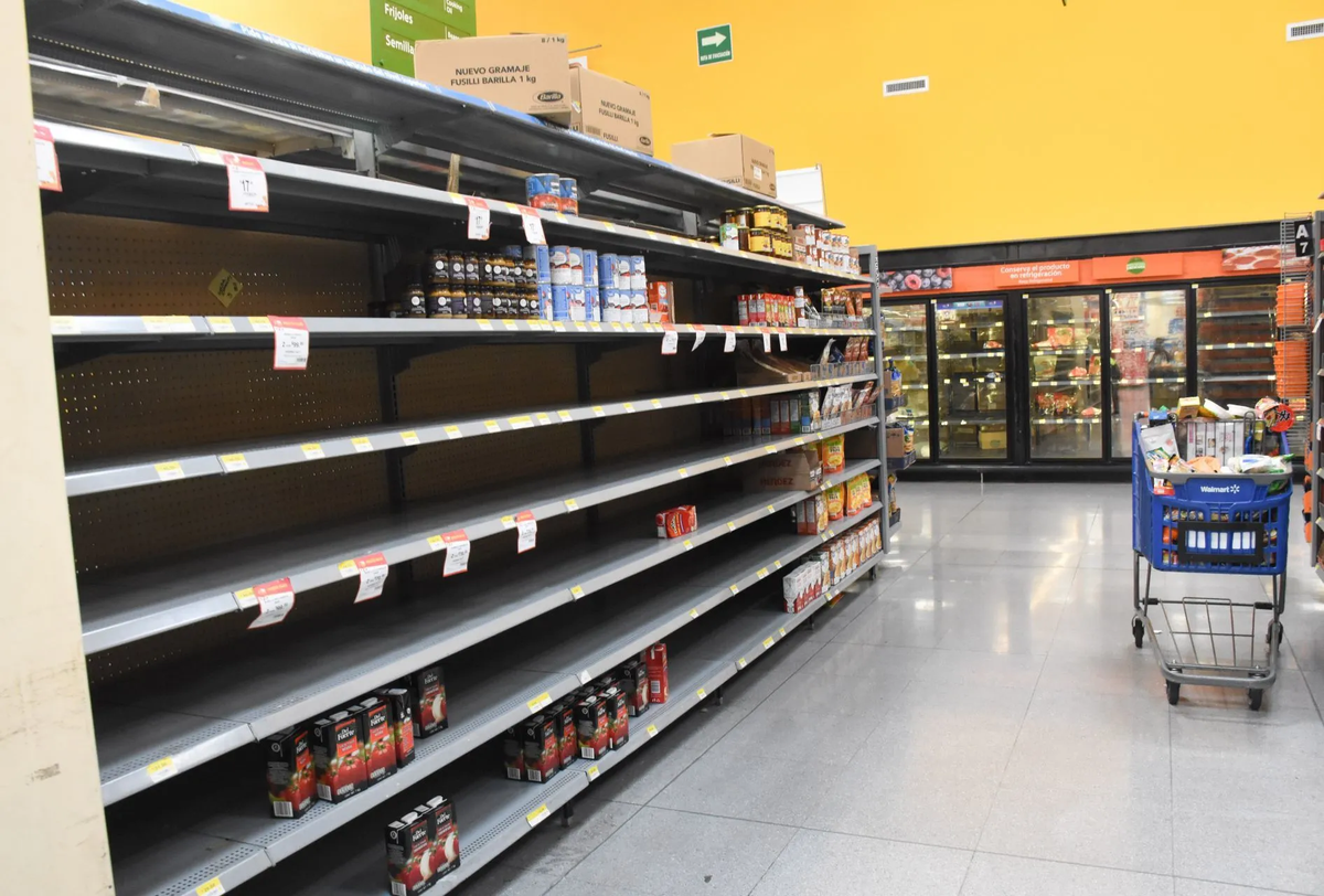 Clientes vacían estantes en Walmart de Florida debido al pánico generado por la llegada del huracán Milton.