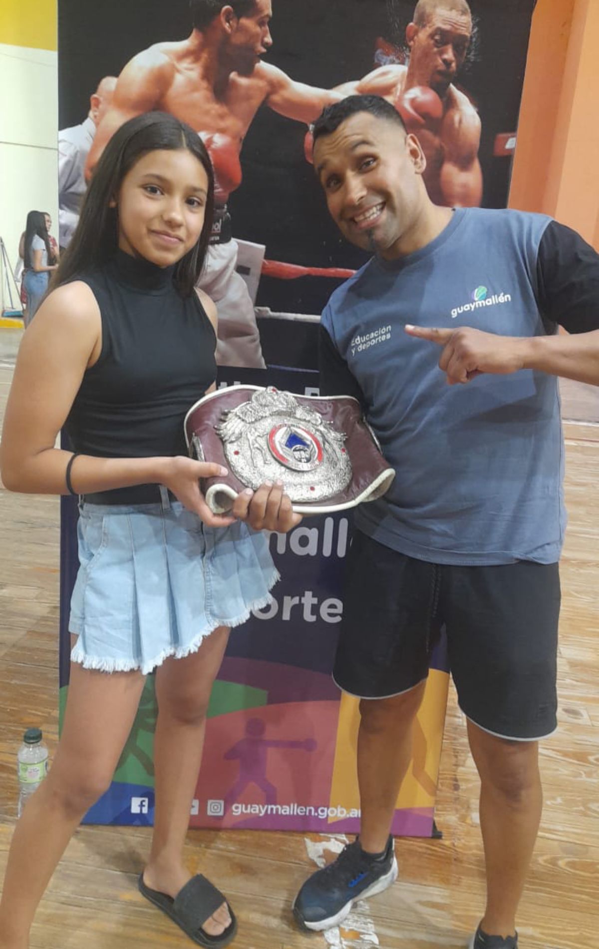 Yoni y su hija mayor Martina, campeona mendocina de Boxeo Infantil Sin Contacto (BISC), presente en el gimnasio Nicolino Locche para el homenaje. Yoni y su hija mayor Martina, campeona mendocina de Boxeo Infantil Sin Contacto (BISC), presente en el gimnasio Nicolino Locche para el homenaje.