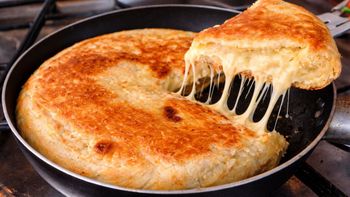 Pan de queso derretido en sartén: la receta crujiente, sabrosa y sin horno en apenas 10 minutos Pan de queso derretido en sartén: la receta crujiente, sabrosa y sin horno en apenas 10 minutos