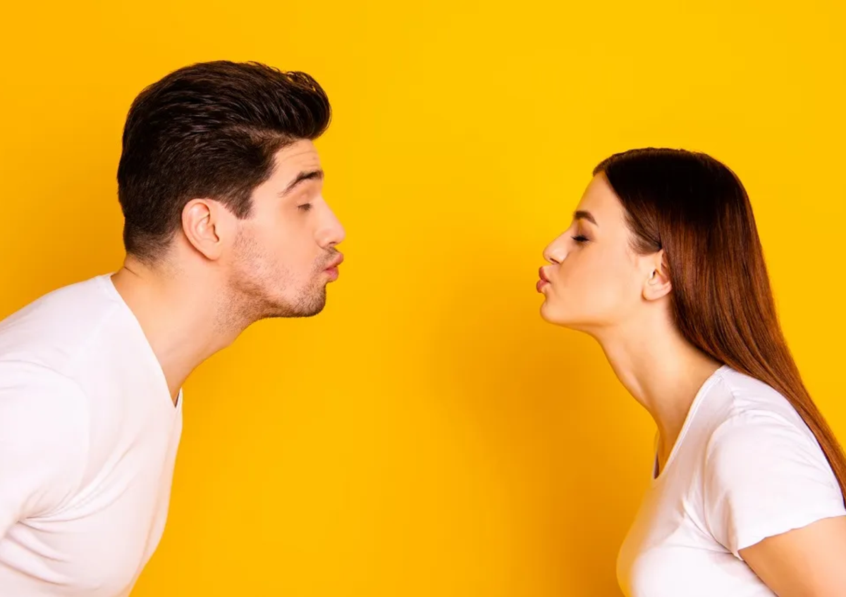La ciencia detrás de los besos de pareja 
