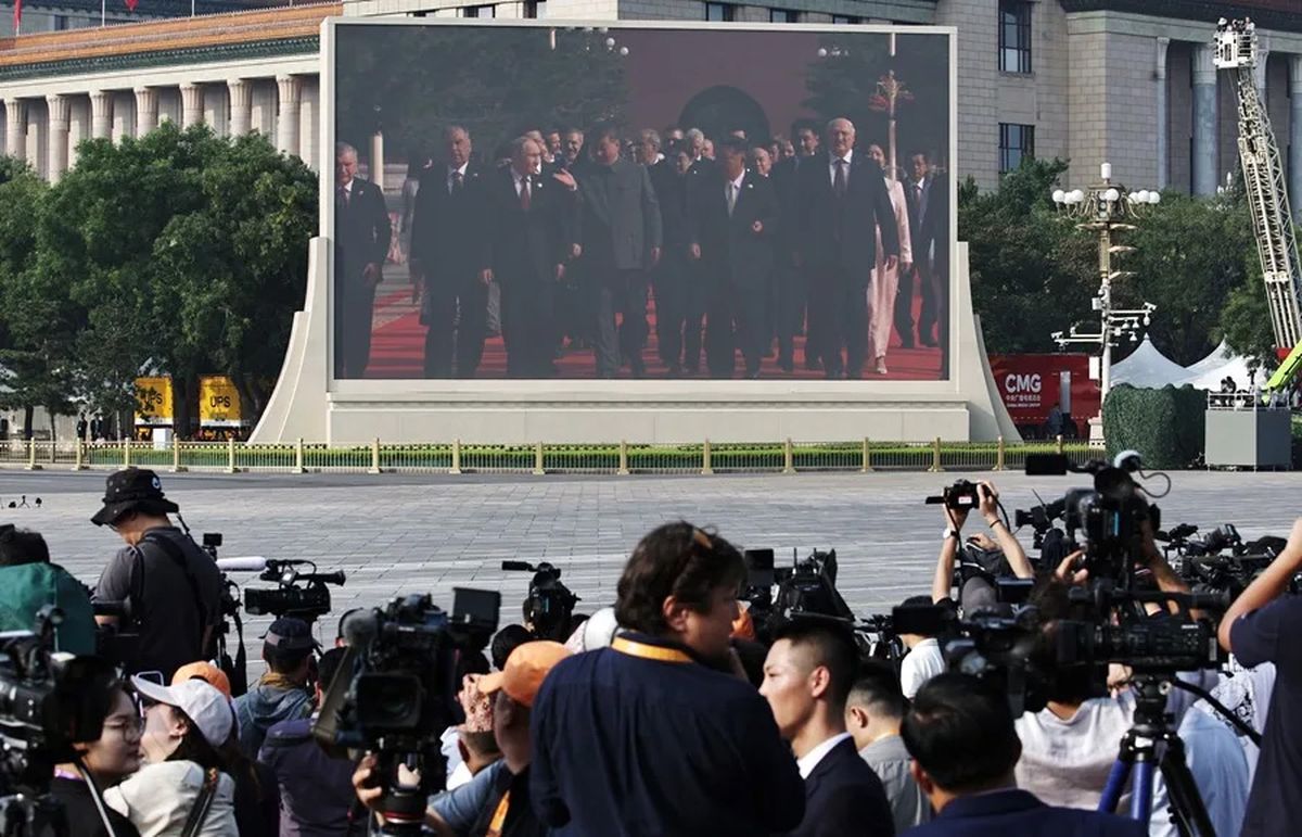 Una pantalla mostrando al presidente chino, Xi Jinping; el ruso, Vladímir Putin; y el norcoreano, Kim-Jong-un, en el desfile militar por el aniversario del fin de la Segunda Guerra Mundial, en Beijing en China. Crédito: EFE/EPA/ Andrés Martínez Casares. Una pantalla mostrando al presidente chino, Xi Jinping; el ruso, Vladímir Putin; y el norcoreano, Kim-Jong-un, en el desfile militar por el aniversario del fin de la Segunda Guerra Mundial, en Beijing en China. Crédito: EFE/EPA/ Andrés Martínez Casares.