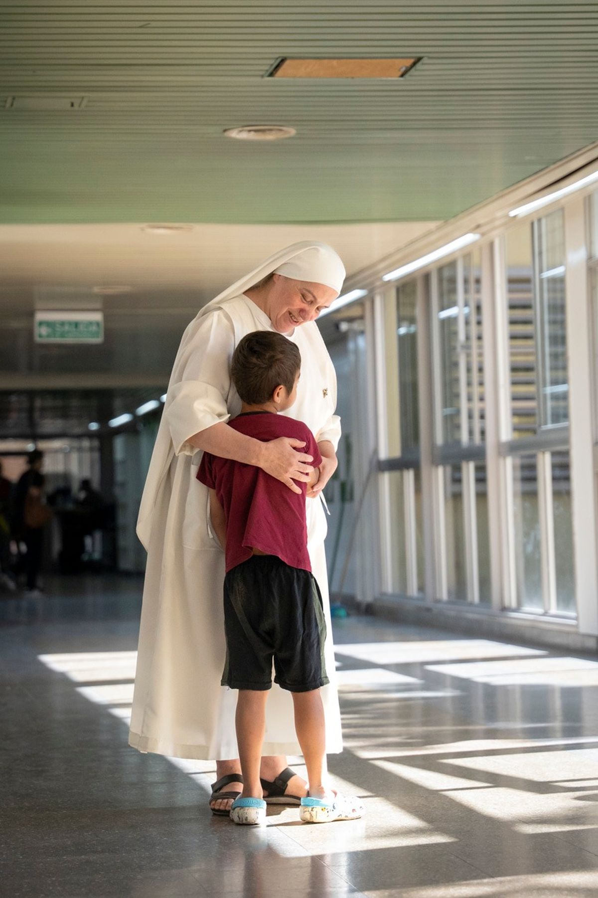 El abrazo que tantos ni&ntilde;os desean y esperan. Un abrazo que muchos padres no pueden dar. La hermana Norma cumple un rol fundamental en el Hospital Notti.