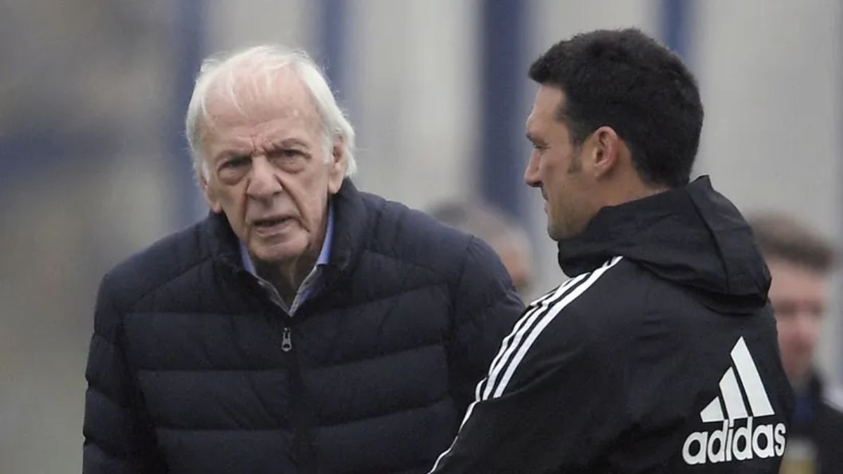 César Luis Menotti y Lionel Scaloni en Ezeiza.