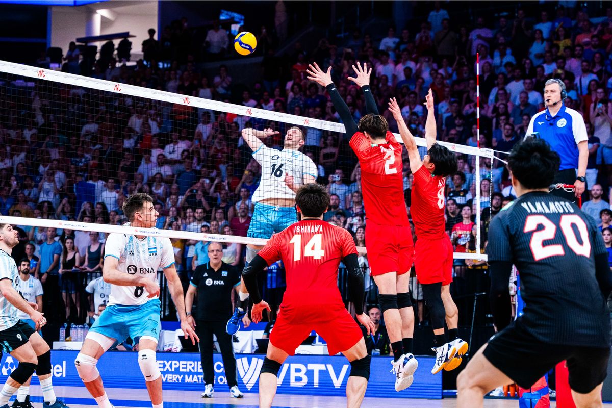 Argentina, con Agustín Loser (abajo), hizo un gran partido ante Japón en la Liga de Naciones Argentina, con Agustín Loser (abajo), hizo un gran partido ante Japón en la Liga de Naciones